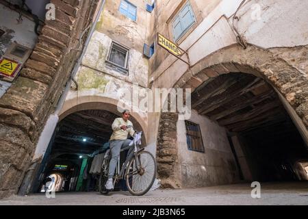 Junge auf einer Fahrradüberquerung Skala der Kasbah, Essaouira, marokko, afrika Stockfoto