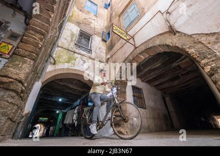 Junge auf einer Fahrradüberquerung Skala der Kasbah, Essaouira, marokko, afrika Stockfoto