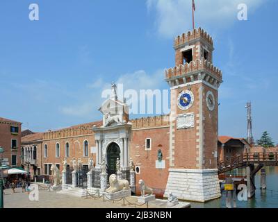 Venezianisches Arsenal, Teilansicht mit linkem Turm und Statuen, einschließlich des Piräus-Löwen Stockfoto
