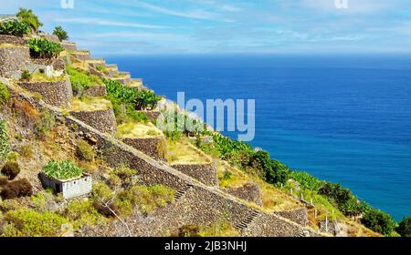 Wunderschöne landschaftlich reizvolle landschaftlich reizvolle, landschaftlich reizvolle, terrassenförmige Küstenlandschaft aus landwirtschaftlichem Stein, blaues, ruhiges atlantikmeer - Valle Grand Rey, La Puntilla, La Gomera Stockfoto