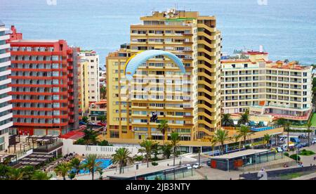 Puerto de la cruz, Teneriffa - Oktober 9. 2010: Ein Gleitschirm gegen Hauslandung im Küstenstadtzentrum, Meeresgrund Stockfoto