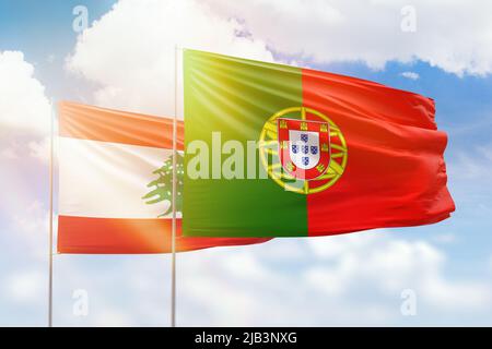 Sonniger blauer Himmel und Flaggen von portugal und libanon Stockfoto