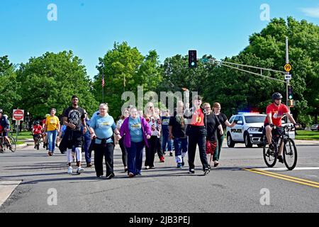 EMPORIA, KANSAS – 2. JUNI 2022 olympische Spezialathleten, die von lokalen Polizeibeamten und Sheriffs-Abgeordneten begleitet werden, tragen die Flamme der Hoffnung zu Beginn des 40.-jährigen Kansas Law Enforcement Fackellaufs vom Eingang des Campus der Emporia State University auf dem Weg 90 Meilen südlich nach Wichita, um das Bewusstsein zu schärfen Und Fonds, die dem Unternehmen zugute kommen Stockfoto