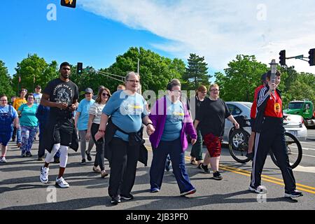 EMPORIA, KANSAS – 2. JUNI 2022 olympische Spezialathleten, die von lokalen Polizeibeamten und Sheriffs-Abgeordneten begleitet werden, tragen die Flamme der Hoffnung zu Beginn des 40.-jährigen Kansas Law Enforcement Fackellaufs vom Eingang des Campus der Emporia State University auf dem Weg 90 Meilen südlich nach Wichita, um das Bewusstsein zu schärfen Und Fonds, die dem Unternehmen zugute kommen Stockfoto