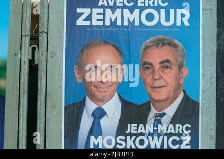 Paris, Frankreich - 2. Juni 2022 : Porträt von Eric Zemmour und Jean-Marc Moscowicz auf einem Plakat der Kampagne in Paris Stockfoto