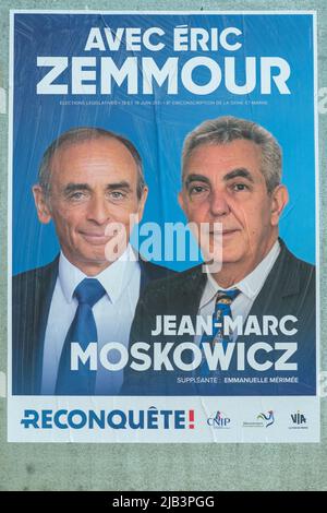 Paris, Frankreich - 2. Juni 2022 : Porträt von Eric Zemmour und Jean-Marc Moscowicz auf einem Plakat der Kampagne in Paris Stockfoto