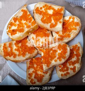 Lachs Red Caviar Sandwiches auf einem weißen Teller. Draufsicht Stockfoto