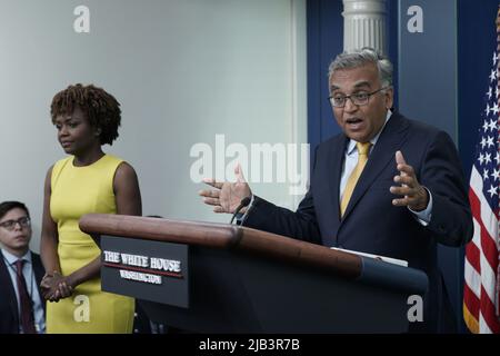 Washington DC, USA. 2.. Juni 2022. Dr. Ashish Jha, Koordinatorin der Reaktion des Weißen Hauses, COVID-19, spricht am Donnerstag, den 2. Juni 2022, bei einer Pressekonferenz im Weißen Haus in Washington, DC. Foto von Yuri Gripas/UPI Credit: UPI/Alamy Live News Stockfoto