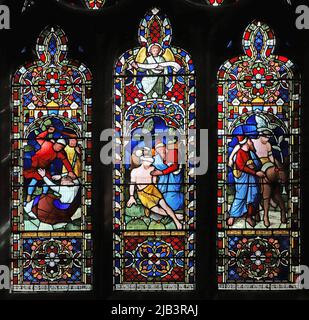 Ein Buntglasfenster, das das Gleichnis zum barmherzigen Samariter darstellt, Kirche St. James the Great Church, Dursley, Gloucestershire Stockfoto