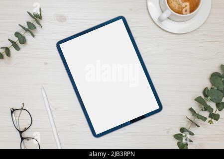 Tablet-Modell mit weißem leeren Bildschirm auf dem Holztisch mit Kaffee und Gläsern, Draufsicht, Platz für Text Stockfoto