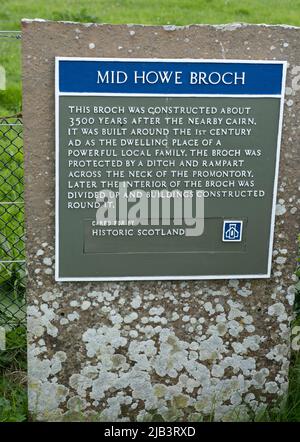 Mid Howe Broch Schild vor der eisenzeitlichen Siedlung auf der Insel Rousay, Orkney Inseln, Schottland Stockfoto