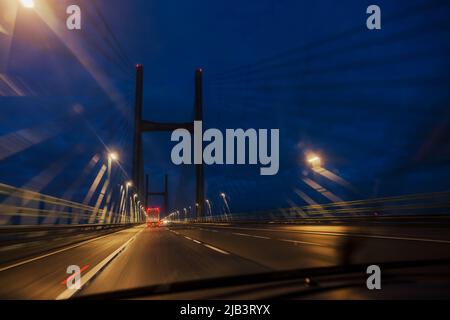 Die M4 bei Nacht über den Fluss Severn Stockfoto