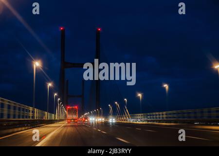 Die M4 bei Nacht über den Fluss Severn Stockfoto