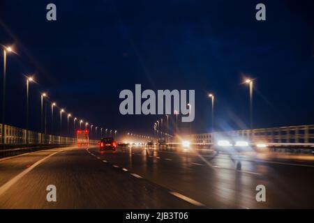 Die M4 bei Nacht über den Fluss Severn Stockfoto