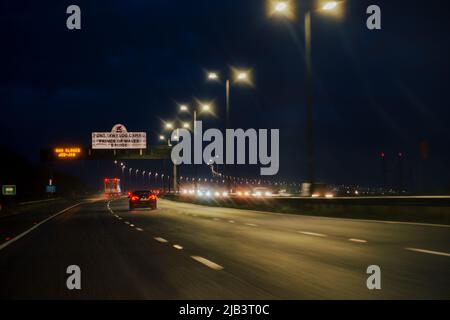 Die M4 bei Nacht über den Fluss Severn Stockfoto