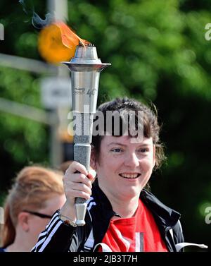 Emporia, KS, USA. 2.. Juni 2022. Spezielle olympische Athleten, die von lokalen Polizeibeamten und Sheriffs-Abgeordneten begleitet werden, tragen die Flamme der Hoffnung zu Beginn des 40.-jährigen Kansas Law Enforcement Fackellaufs vom Eingang des Campus der Emporia State University auf dem Weg 90 Meilen südlich nach Wichita, um das Bewusstsein zu schärfen und Fonds, die der Organisation am 2. Juni 2022 in Emporia, Kansas, zugute kommen. Kredit: Mark Reinstein/Media Punch/Alamy Live Nachrichten Stockfoto