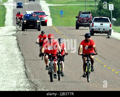 Emporia, KS, USA. 2.. Juni 2022. Spezielle olympische Athleten, die von lokalen Polizeibeamten und Sheriffs-Abgeordneten begleitet werden, tragen die Flamme der Hoffnung zu Beginn des 40.-jährigen Kansas Law Enforcement Fackellaufs vom Eingang des Campus der Emporia State University auf dem Weg 90 Meilen südlich nach Wichita, um das Bewusstsein zu schärfen und Fonds, die der Organisation am 2. Juni 2022 in Emporia, Kansas, zugute kommen. Kredit: Mark Reinstein/Media Punch/Alamy Live Nachrichten Stockfoto