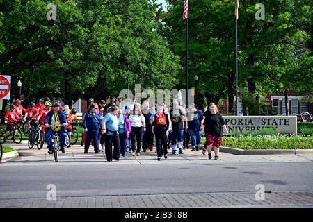 Emporia, KS, USA. 2.. Juni 2022. Spezielle olympische Athleten, die von lokalen Polizeibeamten und Sheriffs-Abgeordneten begleitet werden, tragen die Flamme der Hoffnung zu Beginn des 40.-jährigen Kansas Law Enforcement Fackellaufs vom Eingang des Campus der Emporia State University auf dem Weg 90 Meilen südlich nach Wichita, um das Bewusstsein zu schärfen und Fonds, die der Organisation am 2. Juni 2022 in Emporia, Kansas, zugute kommen. Kredit: Mark Reinstein/Media Punch/Alamy Live Nachrichten Stockfoto