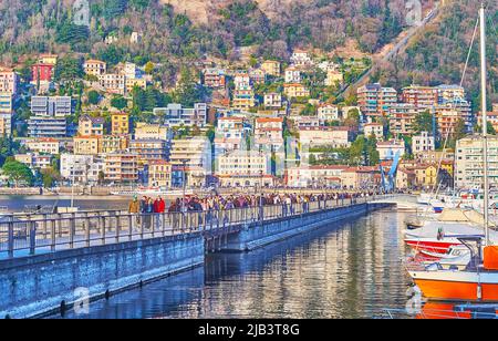 Fußgängerweg entlang des Staudamms Piero Foranea Caldirola am Comer See, Como, Lombardei, Italien Stockfoto