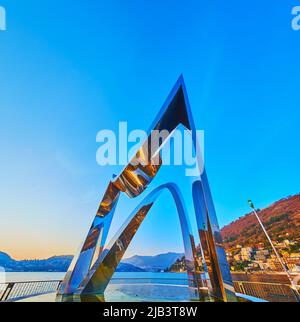 COMO, ITALIEN - 20. MÄRZ 2022: Die moderne Electric Life Skulptur am Comer See gegen den hellen Sonnenuntergang, am 20. März in Como Stockfoto