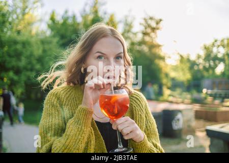 Schöne europäische 30s Mädchen Spaß im Café und trinken Obst-Cocktails mit Vergnügen, Outfit chillen im Restaurant am Wochenende Stockfoto