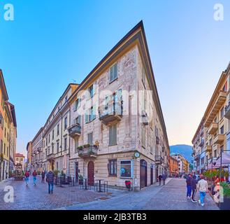 COMO, ITALIEN - 20. MÄRZ 2022: Die Ecke des reich verzierten Herrenhauses mit Fresken, an der Ecke der Fußgängerstraße Via Garibaldi und Via Carcano, am Mar Stockfoto