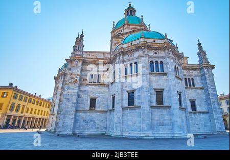 Die gotische Steinapse und Kuppeln der Kathedrale Santa Maria Assunta, vom Giuseppe-Verdi-Platz aus gesehen, Como, Lombardei, Italien Stockfoto