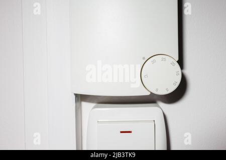 Der elektrische Thermostat ist auf 30 Grad eingestellt Stockfoto