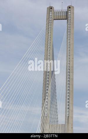 Architekturbrücke Süd über den Dnjepr-Fluss in Kiew, Ukraine gegen den blau bewölkten Himmel Stockfoto