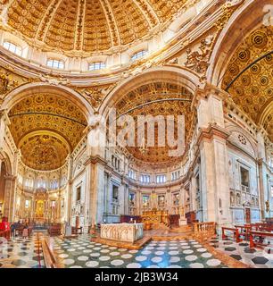 COMO, ITALIEN - 20. MÄRZ 2022: Das Meisterwerk der Kathedrale Santa Maria Assunta mit reich verzierten Kreuzigungskapellen und der Hauptkapelle, ON Stockfoto