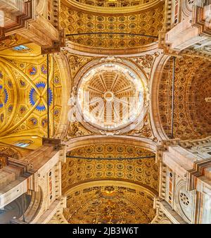 COMO, ITALIEN - 20. MÄRZ 2022: Die atemberaubende vergoldete Kuppel und das Gewölbe der Kathedrale Santa Maria Assunta, am 20. März in Como Stockfoto