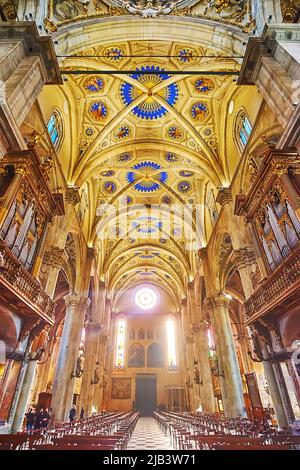 COMO, ITALIEN - 20. MÄRZ 2022: Das beeindruckende Innere der Kathedrale Santa Maria Assunta mit erhaltenen Dekoren, am 20. März in Como Stockfoto