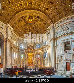 COMO, ITALIEN - 20. MÄRZ 2022: Panorama der Kapelle der Santa Maria Assunta Kathedrale mit Kreuzigungsaltar, am 20. März in Como Stockfoto