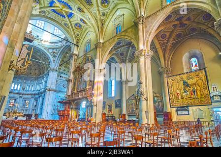 COMO, ITALIEN - 20. MÄRZ 2022: Herausragendes Interieur der Kathedrale Santa Maria Assunta mit historischen Verzierungen, am 20. März in Como Stockfoto