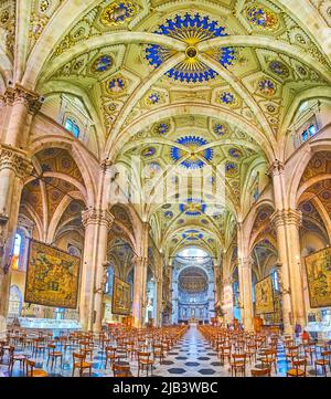 COMO, ITALIEN - 20. MÄRZ 2022: Das farbenfrohe geschnitzte und bemalte Gewölbe der mittelalterlichen Kathedrale Santa Maria Assunta, am 20. März in Como Stockfoto