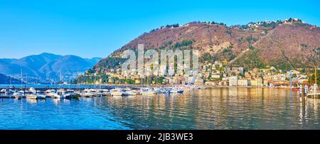 Panoramablick auf den Comer See, den Monte Boletto und seine Spiegelung auf der Wasseroberfläche, Como, Lombardei, Italien Stockfoto