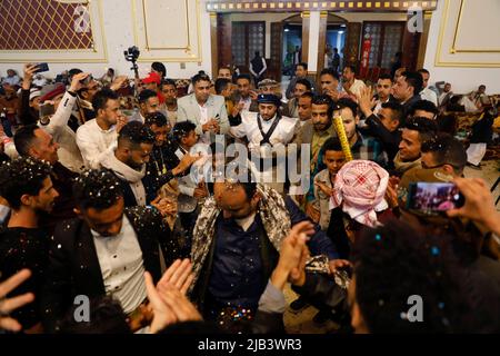 Sanaa, Jemen. 02.. Juni 2022. Ein jemenitischer Bräutigam, Majd Alshaibany (C), trägt traditionelle Hochzeitskleidung und feiert mit seinen Freunden während seiner Hochzeitszeremonie in Sanaa. Hochzeiten im Jemen sind voller verschiedener sozialer Bräuche und Rituale, die Tausende von Jahren zurückreichen. Quelle: Hani Al-ANSI/dpa/Alamy Live News Stockfoto