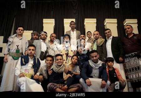 Sanaa, Jemen. 02.. Juni 2022. Ein jemenitischer Bräutigam, Majd Alshaibany (C), trägt traditionelle Hochzeitskleidung und posiert mit seinen Freunden während seiner Hochzeitszeremonie in Sanaa für ein Gruppenfoto. Hochzeiten im Jemen sind voller verschiedener sozialer Bräuche und Rituale, die Tausende von Jahren zurückreichen. Quelle: Hani Al-ANSI/dpa/Alamy Live News Stockfoto