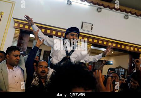 Sanaa, Jemen. 02.. Juni 2022. Ein jemenitischer Bräutigam, Majd Alshaibany (C), trägt traditionelle Hochzeitskleidung und feiert mit seinen Freunden während seiner Hochzeitszeremonie in Sanaa. Hochzeiten im Jemen sind voller verschiedener sozialer Bräuche und Rituale, die Tausende von Jahren zurückreichen. Quelle: Hani Al-ANSI/dpa/Alamy Live News Stockfoto
