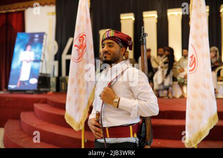 Sanaa, Jemen. 02.. Juni 2022. Ein jemenitischer Bräutigam, Majd Alshaibany, trägt traditionelle Hochzeitskleidung und ein Gewehr und posiert während seiner Hochzeitszeremonie in Sanaa für ein Bild. Hochzeiten im Jemen sind voller verschiedener sozialer Bräuche und Rituale, die Tausende von Jahren zurückreichen. Quelle: Hani Al-ANSI/dpa/Alamy Live News Stockfoto