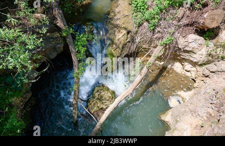 Wasserfall-Landschaft. Ayuns Fallwasserstrom. Fluss Nahal Ayun. Naturschutzgebiet und Nationalpark. Oberes Galiläas, Israel Stockfoto