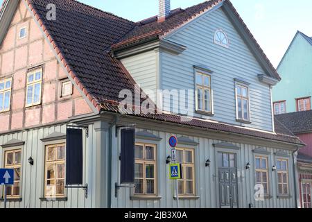 Der Ferienort Parnu in Estland mit schönen Holzhäusern mit dreieckigen Dächern Stockfoto