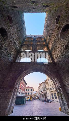 Panorama der Innenwände der mittelalterlichen Porta Torre (Tower Gate), Como, Italien Stockfoto