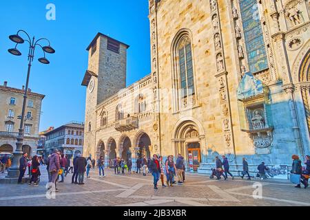 COMO, ITALIEN - 20. MÄRZ 2022: Die gotische Fassade der Kathedrale Santa Maria Assunta, Fassade und Uhrturm des Palastes Broletto, auf der Piazza del Duom Stockfoto