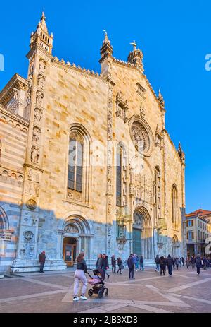 COMO, ITALIEN - 20. MÄRZ 2022: Kunstvolle, aus Stein gemeißelte Fassade der Kathedrale von Como, Piazza del Duomo, am 20. März in Como Stockfoto