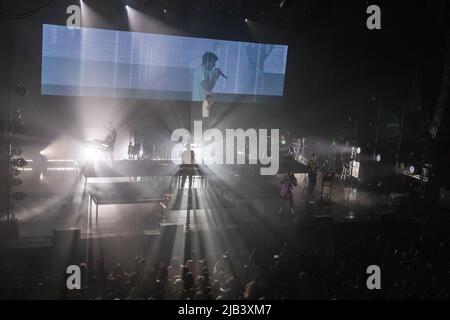 Madison, USA. 01.. Juni 2022. Charlie Barnes, Kyle Simmons, Dan Smith, Chris Wood und will Farquarson von Bastille am 2. Juni 2022 auf Sylvee in Madison, Wisconsin (Foto von Daniel DeSlover/Sipa USA) Quelle: SIPA USA/Alamy Live News Stockfoto