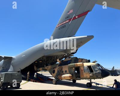 Ein Mi-17 Hubschrauber wird auf einem C-17 Globemaster III Flugzeug auf der Davis-Monthan Air Force Base, Arizona, 20. Mai 2022 verladen. Die C-17, die vom Luftliftflügel 167. der Nationalgarde von West Virginia betrieben wird, transportierte den Hubschrauber von Davis-Monthan zum Flughafen Sliač in der Slowakei. Der Mi-17 ist einer von 16 Hubschraubern und zahlreichen anderen Waffensystemen, die die Vereinigten Staaten dem ukrainischen Militär verschrieben haben. (USA Foto der Air National Guard von Chief Master Sgt. Mark Snyder) Stockfoto