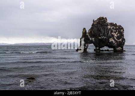 Hvítserkur ist ein 15 m hohes Basaltgestein, das aus der Bucht von Húnaflói in Island ragt Stockfoto