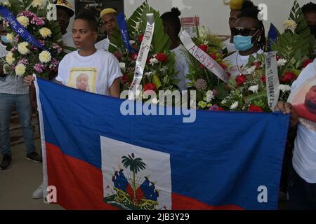 Tijuana, Baja California, Mexiko. 2.. Juni 2022. Am 5. Mai wurden zwei haitianische Migranten, Jocelyn Anselme (34), getötet und der Kalor Archange (30), starb an einem Herzinfarkt in Tijuana, Mexiko, wo Migranten der Zugang zu einer angemessenen Gesundheitsversorgung verwehrt wird. Viele Anwesende, Familie und Freunde des Verstorbenen, einschließlich der Haitianischen Brückenallianz, während der Beerdigung der beiden Männer am Donnerstag, dem 2. Juni 2002, beschuldigen die amerikanische und mexikanische Regierung wegen der Beschlüsse zur Bewahren des Titels 42 für ihren Tod. Die Befürworter sagen, Migranten in Gefahr und in prekären Situationen zu halten, weil sie nicht nach Asylu suchen können Stockfoto