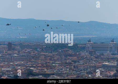 Rom, Italien. 02.. Juni 2022. Während der Militärparade zum Tag der Italienischen Republik fliegen Hubschrauber der italienischen Armee über das Zentrum von Rom. Die nationale akrobatische Patrouille Frecce Tricolori feiert den Tag der Italienischen Republik mit einem Überflug über Rom. Kredit: SOPA Images Limited/Alamy Live Nachrichten Stockfoto